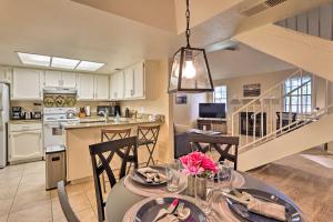 Eldhús eða eldhúskrókur á Near Parks and Golf Gilbert Townhome with Pool Access
