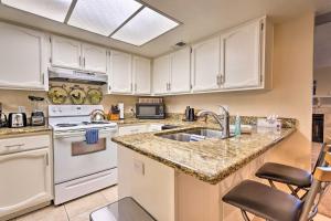 Eldhús eða eldhúskrókur á Near Parks and Golf Gilbert Townhome with Pool Access