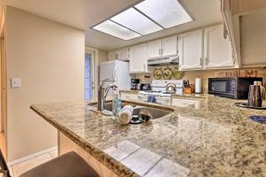 Eldhús eða eldhúskrókur á Near Parks and Golf Gilbert Townhome with Pool Access