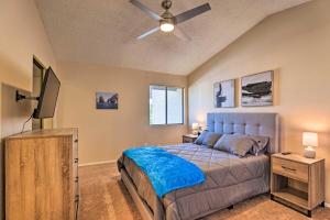 Rúm í herbergi á Near Parks and Golf Gilbert Townhome with Pool Access