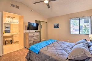 Rúm í herbergi á Near Parks and Golf Gilbert Townhome with Pool Access