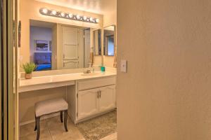 Mynd úr myndasafni af Near Parks and Golf Gilbert Townhome with Pool Access í Gilbert