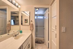 Baðherbergi á Near Parks and Golf Gilbert Townhome with Pool Access
