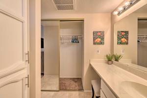 Baðherbergi á Near Parks and Golf Gilbert Townhome with Pool Access