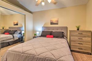 Rúm í herbergi á Near Parks and Golf Gilbert Townhome with Pool Access