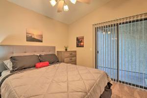 Rúm í herbergi á Near Parks and Golf Gilbert Townhome with Pool Access