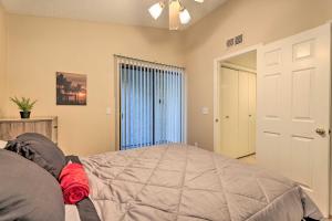 Rúm í herbergi á Near Parks and Golf Gilbert Townhome with Pool Access
