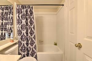 Baðherbergi á Near Parks and Golf Gilbert Townhome with Pool Access
