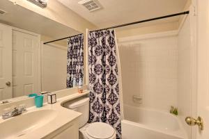 Baðherbergi á Near Parks and Golf Gilbert Townhome with Pool Access