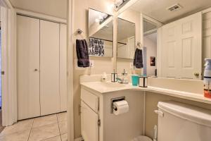 Baðherbergi á Near Parks and Golf Gilbert Townhome with Pool Access