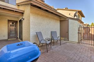 Svalir eða verönd á Near Parks and Golf Gilbert Townhome with Pool Access