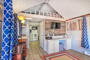 una casetta con cucina e soppalco di Lakefront Breckenridge Cabin 6 Mi to Ski Resort! a Breckenridge