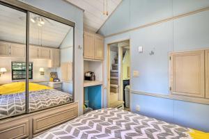 una piccola camera da letto con un letto in una stanza di Lakefront Breckenridge Cabin 6 Mi to Ski Resort! a Breckenridge Altre 17 foto