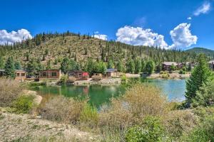 un resort con un fiume di fronte a una montagna di Lakefront Breckenridge Cabin 6 Mi to Ski Resort! a Breckenridge