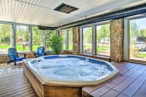 una vasca idromassaggio in una stanza con finestre di Lakefront Breckenridge Cabin 6 Mi to Ski Resort! a Breckenridge