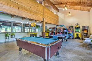 una sala con tavolo da biliardo e videogiochi arcade di Lakefront Breckenridge Cabin 6 Mi to Ski Resort! a Breckenridge