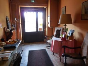 un salon avec une porte et une table avec une lampe dans l'établissement Hôtel le Lion d'Or, à Salbris