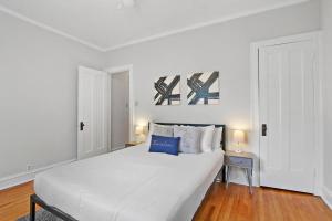 um quarto branco com uma grande cama branca e 2 candeeiros em Fresh & Homey 2BR Apartment near Dining - Fargo 3 em Chicago