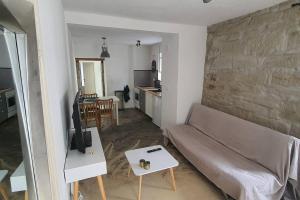 uma sala de estar com um sofá e uma mesa com uma televisão em Apartment Steinwald in Oberndorf em Oberndorf
