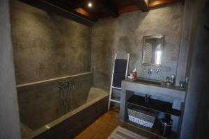 A bathroom at La Posada del Torcal Még 37 kép