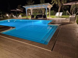 ソルソにあるAntico Casolare Sorso-Tourist Rentalの夜間のスイミングプール(ガゼボ付)