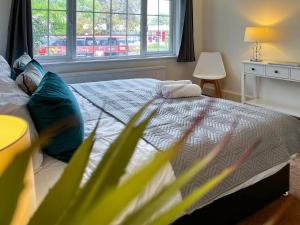 ein Schlafzimmer mit einem Bett und einem großen Fenster in der Unterkunft Maberic Housing in Cranford