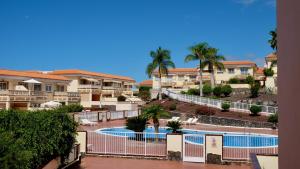vista sulla piscina di un resort con palme di Atico Carlota- Feel Canarias ! a Chayofa