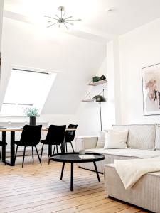 A seating area at LIGHTPLACE • Design • Boxspring • Küche • Homeoffice •City nah