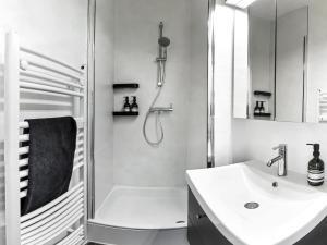 a bathroom with a shower and a sink at LIGHTPLACE • Design • Boxspring • Küche • Homeoffice •City nah in Braunschweig