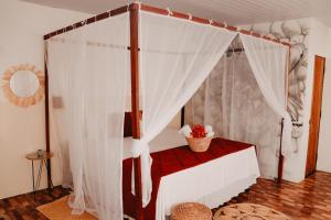 เตียงในห้องที่ Prana Eco Villa