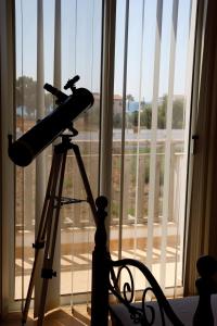 un telescopio sentado frente a una ventana en Luxury Villa en Ayia Napa