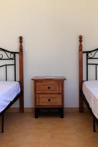 1 dormitorio con 2 camas individuales y tocador de madera en Luxury Villa en Ayia Napa