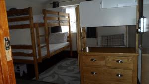 um quarto com 2 beliches e uma cómoda em Bubblesbnb 7 Bedroom House, 16 beds, sleeps 22 em Londres