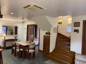 a kitchen and dining room with a table and stairs at Juquehy - Condomínio de Frente para o Mar in Juquei