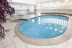 ein großer Pool in einem Hotelzimmer in der Unterkunft Country Inn & Suites by Radisson, Potomac Mills Woodbridge, VA in Woodbridge