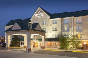 un hotel con un cartel en la parte delantera en Country Inn & Suites by Radisson, Potomac Mills Woodbridge, VA, en Woodbridge