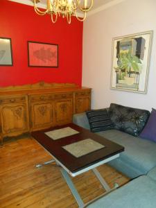 uma sala de estar com um sofá e uma mesa em Orient Express Guest House em Sófia