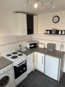 1-Bedroom Semi-detached Chalet in Uddingston, Glasgow廚房或簡易廚房