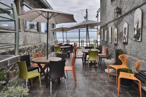 Un restaurante u otro lugar para comer en Hosteria Iloca