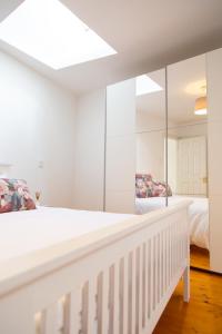Postel nebo postele na pokoji v ubytování Two bedroom townhouse in the heart of Dungarvan