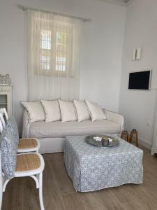 sala de estar con sofá y mesa en Halki Sea Breeze - a waterfront villa, en Halki