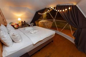 Kama o mga kama sa kuwarto sa Jewelberry Glamping Hotel Tbilisi