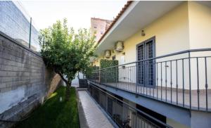 Un balcón de un edificio con un árbol. en La Razza Home&Restaurant en Gragnano