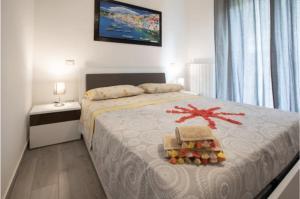 Un dormitorio con una cama grande con fruta. en La Razza Home&Restaurant en Gragnano