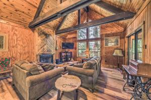 Istumisnurk majutusasutuses Peaceful and Private Cloudcroft Cabin with Deck!