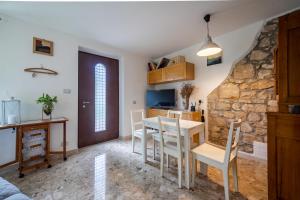 a kitchen and dining room with a table and chairs at Appartamento Al Vigneto in Montorio Veronese
