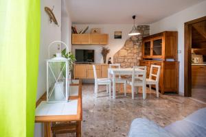 uma cozinha e sala de jantar com mesa e cadeiras em Appartamento Al Vigneto em Montorio Veronese