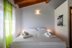 a bedroom with a large bed with two towels on it at Appartamento Al Vigneto in Montorio Veronese