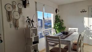 里奧格蘭德的住宿－LA CASA DE LAS RETAMAS，一间带桌子和窗户的用餐室