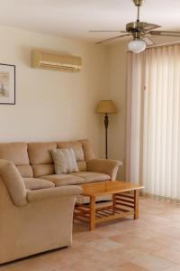 sala de estar con sofá y mesa de centro en Luxury Villa en Ayia Napa